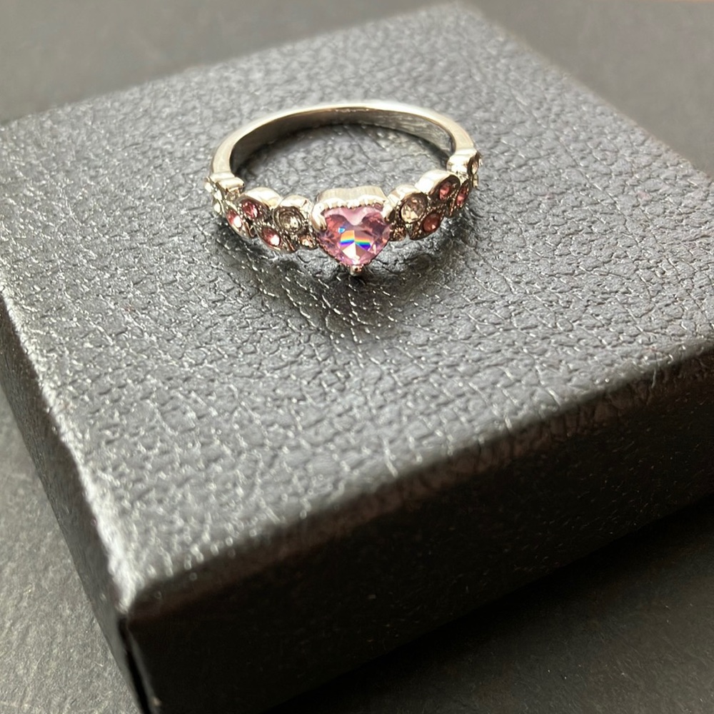 Women’s Heart Shaped Ring Size 8 - Picture 4 of 6